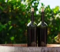 Bouteilles de vin rouge sur un tonneau